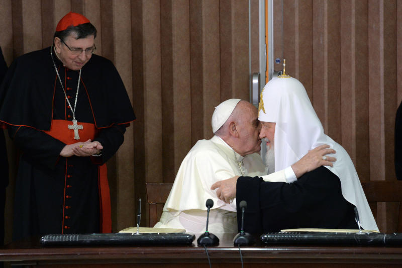 патриарх целуется с папой