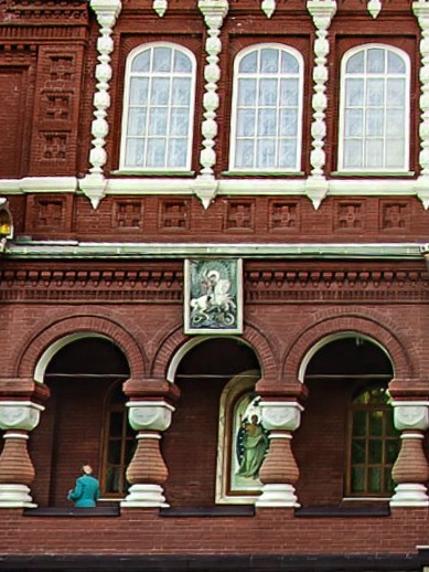 Икона Георгия Победоносца на стене собора