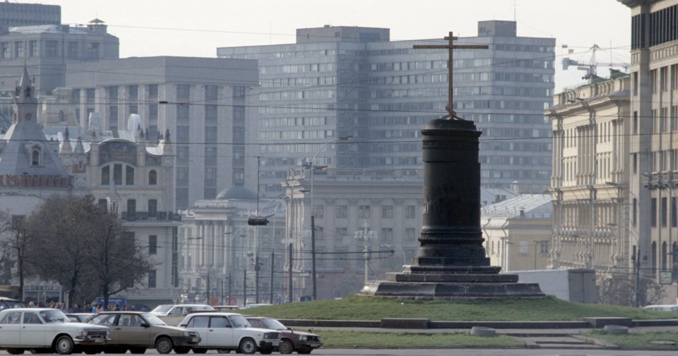 Крест на месте памятнику Дзержинскому
