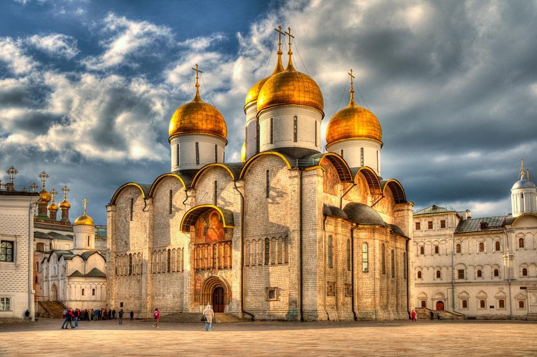 Фото 3. Успенский собор Московского кремля. Чтобы зайти и помолиться в этой древней святыне православной России нужн