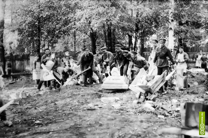 1931 год. На фото разрушения надгробий в соответствии с постановлением — курсанты, которым было поручено снести камен