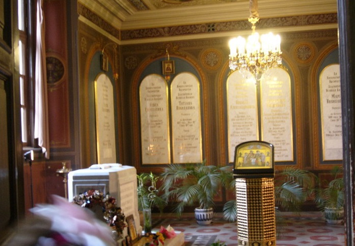 Фото 10. Место погребения «екатеринбургских останков». Почему то нет отдельных гробниц как у других усопших государс